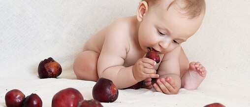 bebe_mange_des_fruits